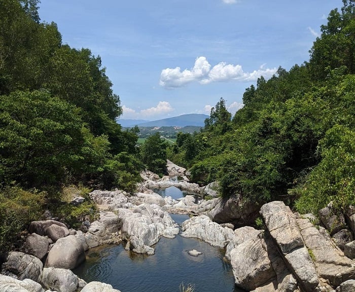 The-Dream-Waterfall-tourist-area-is-located-right-at-the-foot-of-Ba-Na-Mountain